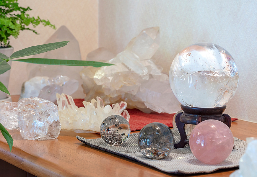 水晶　水晶は「枯れない花」とも例えられ、目に美しく、可愛らしく、脳をリラックスさせる効果があり、また、良いエネルギーを出して施術効果を高めると言われています。